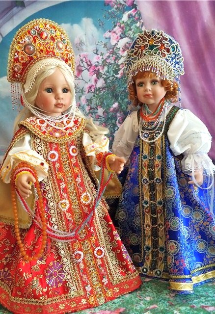 Dolls in Russian costumes 